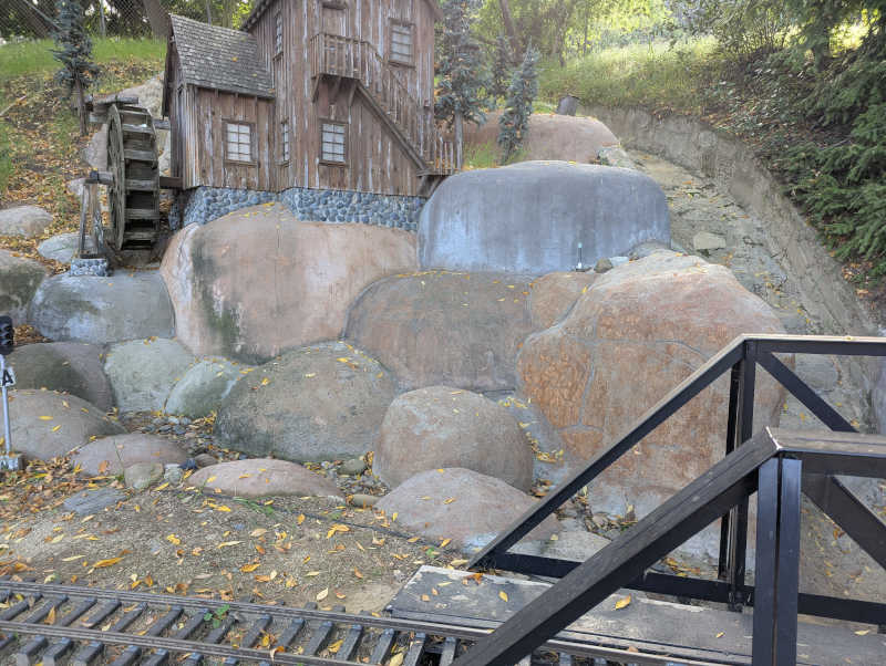 Water wheel house with less leaves
